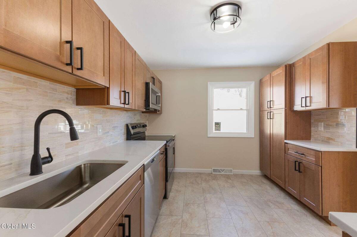 #10 photo, 38 Greenridge Drive, Clifton Park , NY 12065