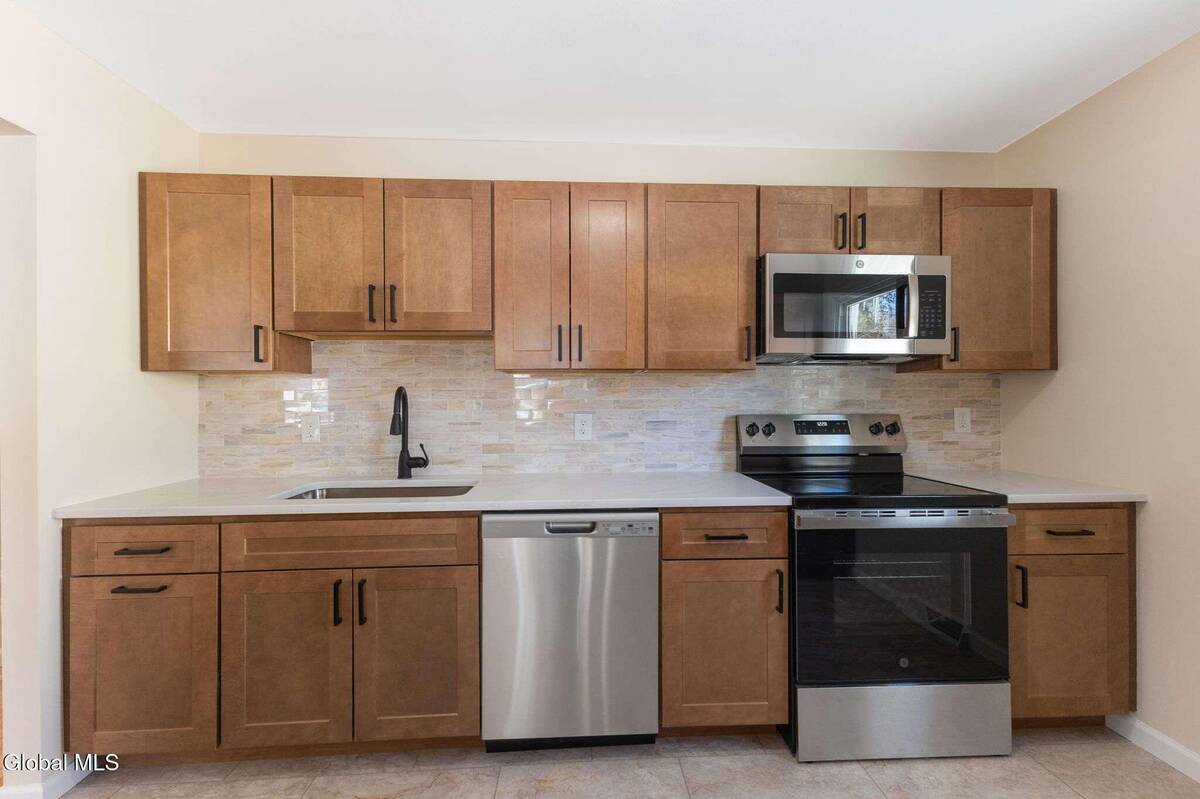 #11 photo, 38 Greenridge Drive, Clifton Park , NY 12065