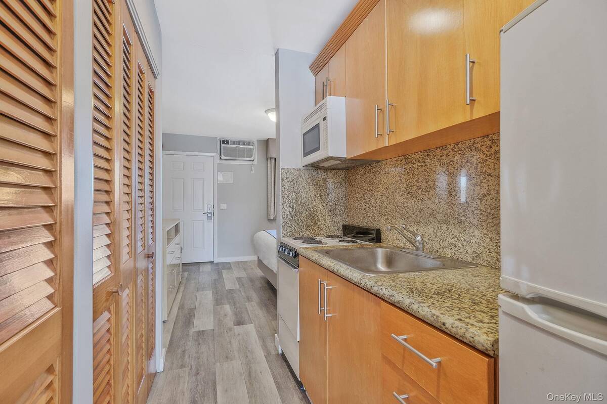 #5 photo, 131 S Emerson Avenue, #216, Montauk , NY 11954