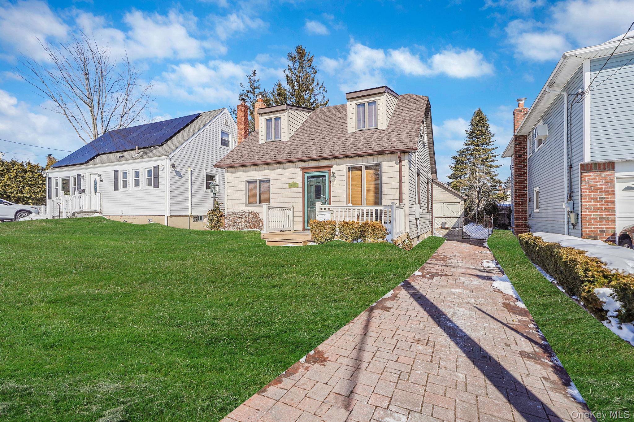 #1 photo, 247 Starke Avenue, Нассау ‖ East Meadow , NY 11554