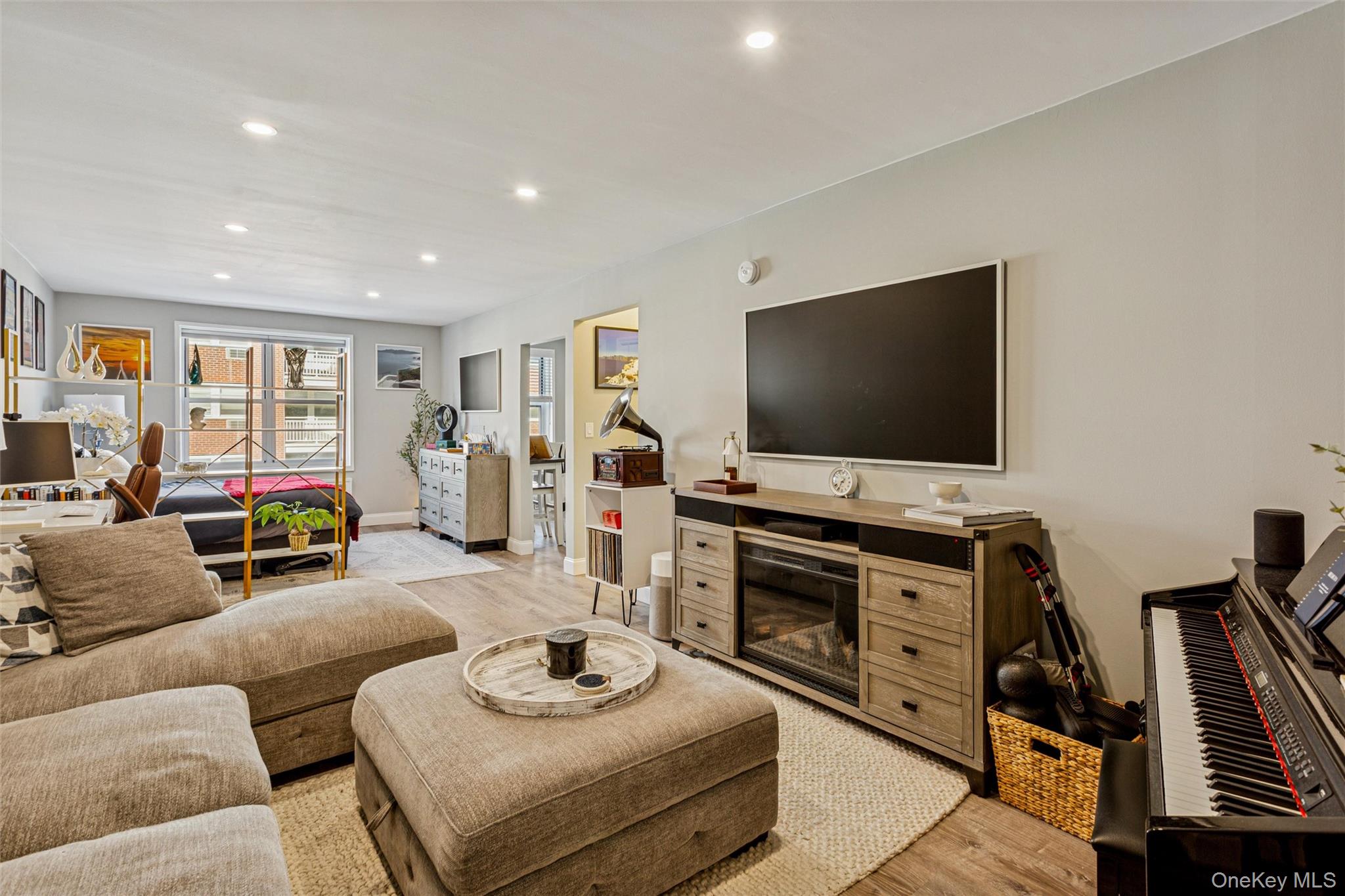 #1 photo, 700 Shore Road, नासाउ काउंटी Long Beach , NY 11561