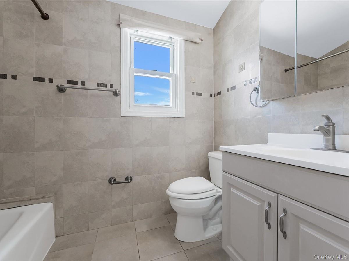 #18 photo, 1987 Lakeville Road, New Hyde Park , NY 11040