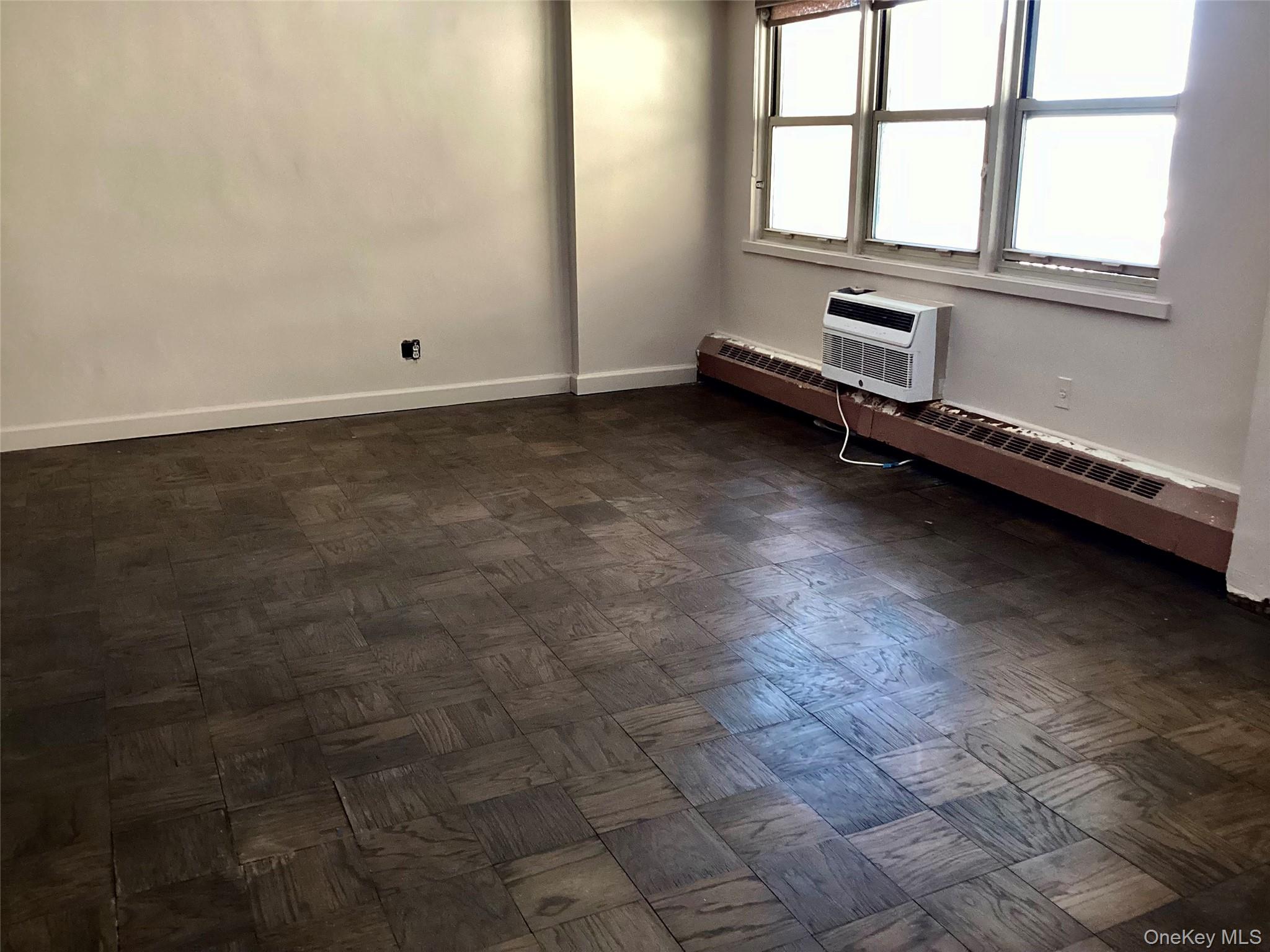 #9 photo, 25 Neptune Boulevard, नासाउ काउंटी Long Beach , NY 11561