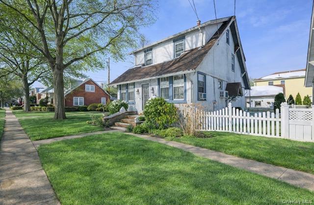 #3 photo, 219 Floral Boulevard, מחוז נסאו Floral Park , NY 11001