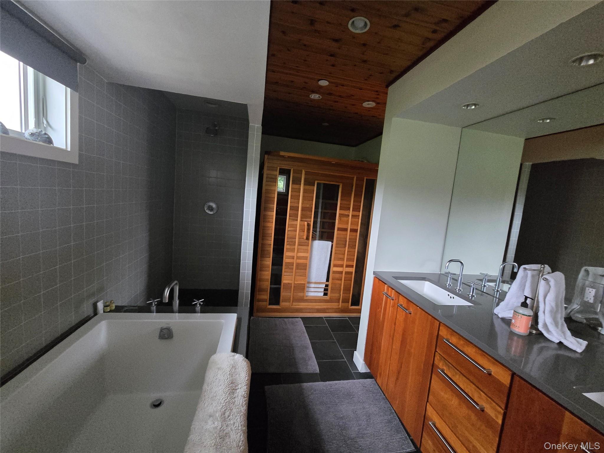 #18 photo, 100 Nantwick Street, Нассау ‖ Lido Beach , NY 11561