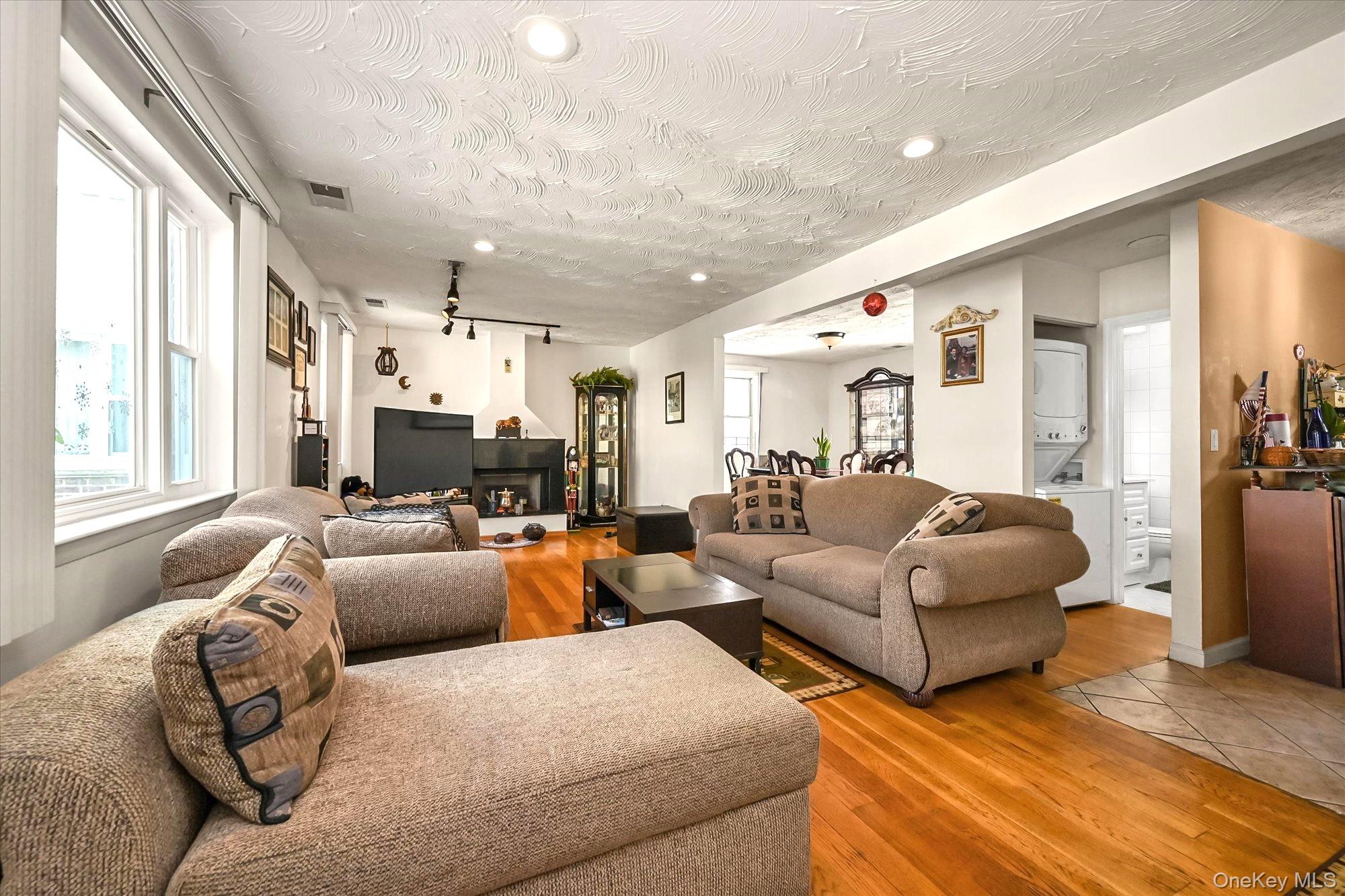 #3 photo, 68-57 Cloverdale Boulevard, Bayside , NY 11364