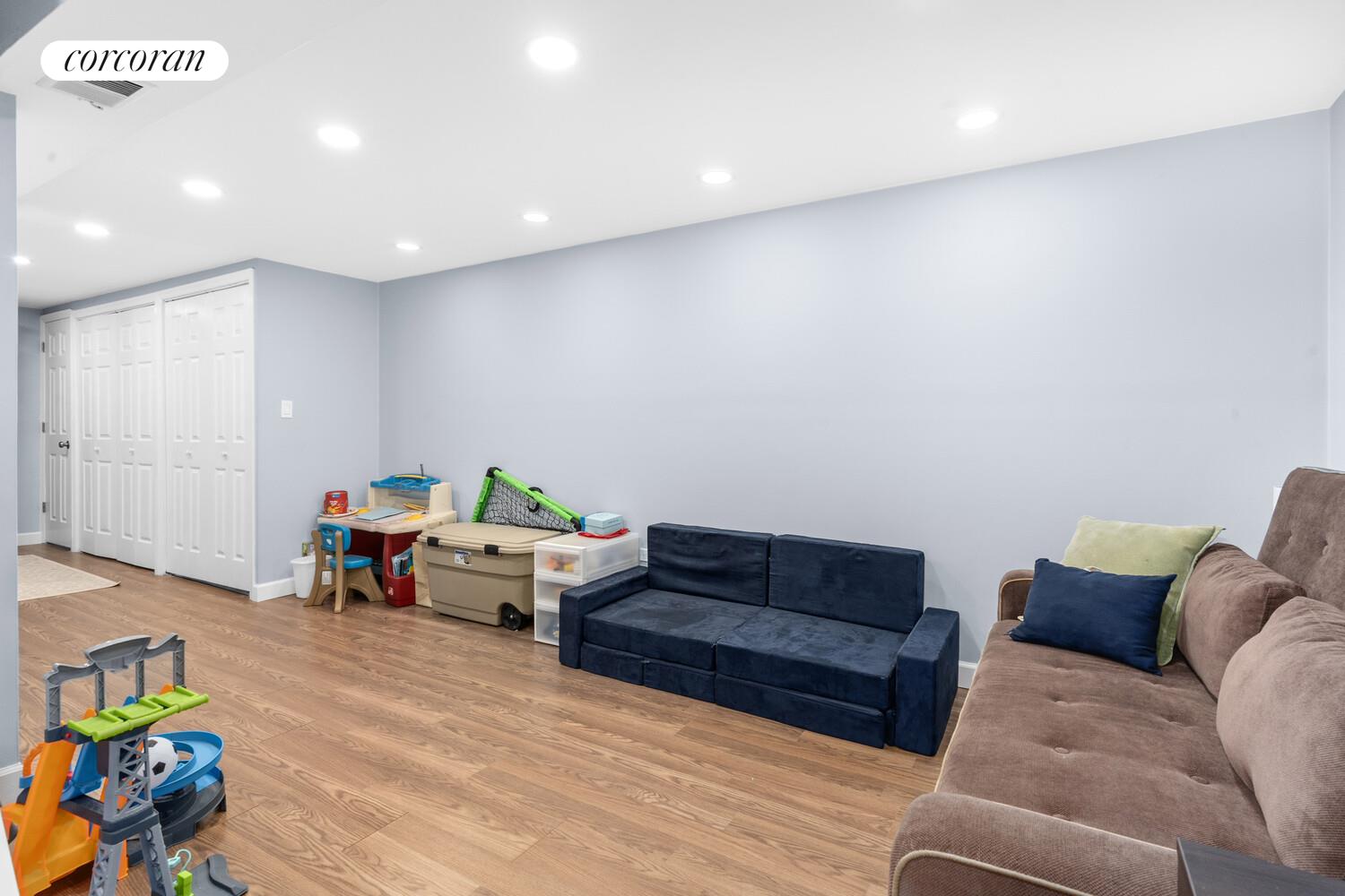 #13 photo, 131 CROSSFIELD Avenue, New York City , NY 10312