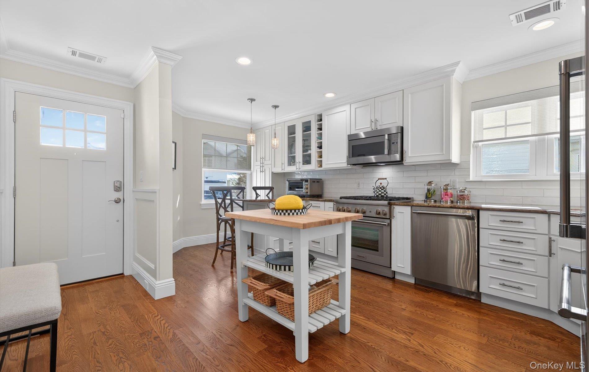 #4 photo, 211 Barton Avenue, Melville , NY 11747