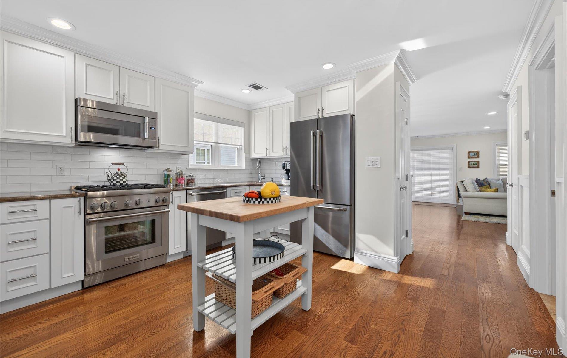 #7 photo, 211 Barton Avenue, Melville , NY 11747