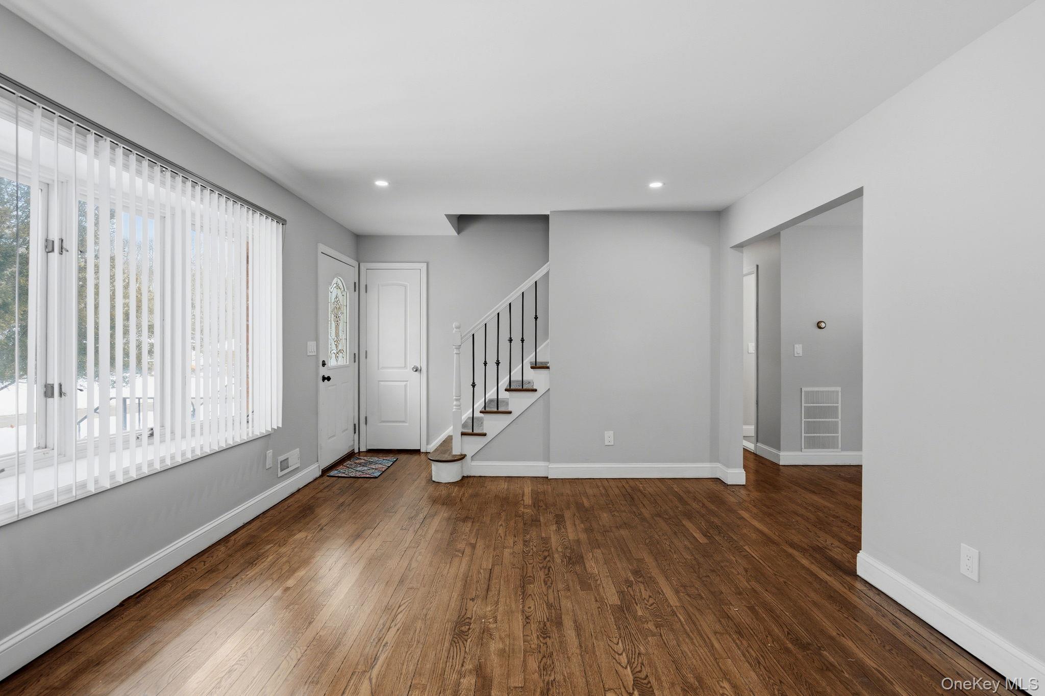 #10 photo, 16 Blackman Street, 롱 아일랜드 Smithtown , NY 11787