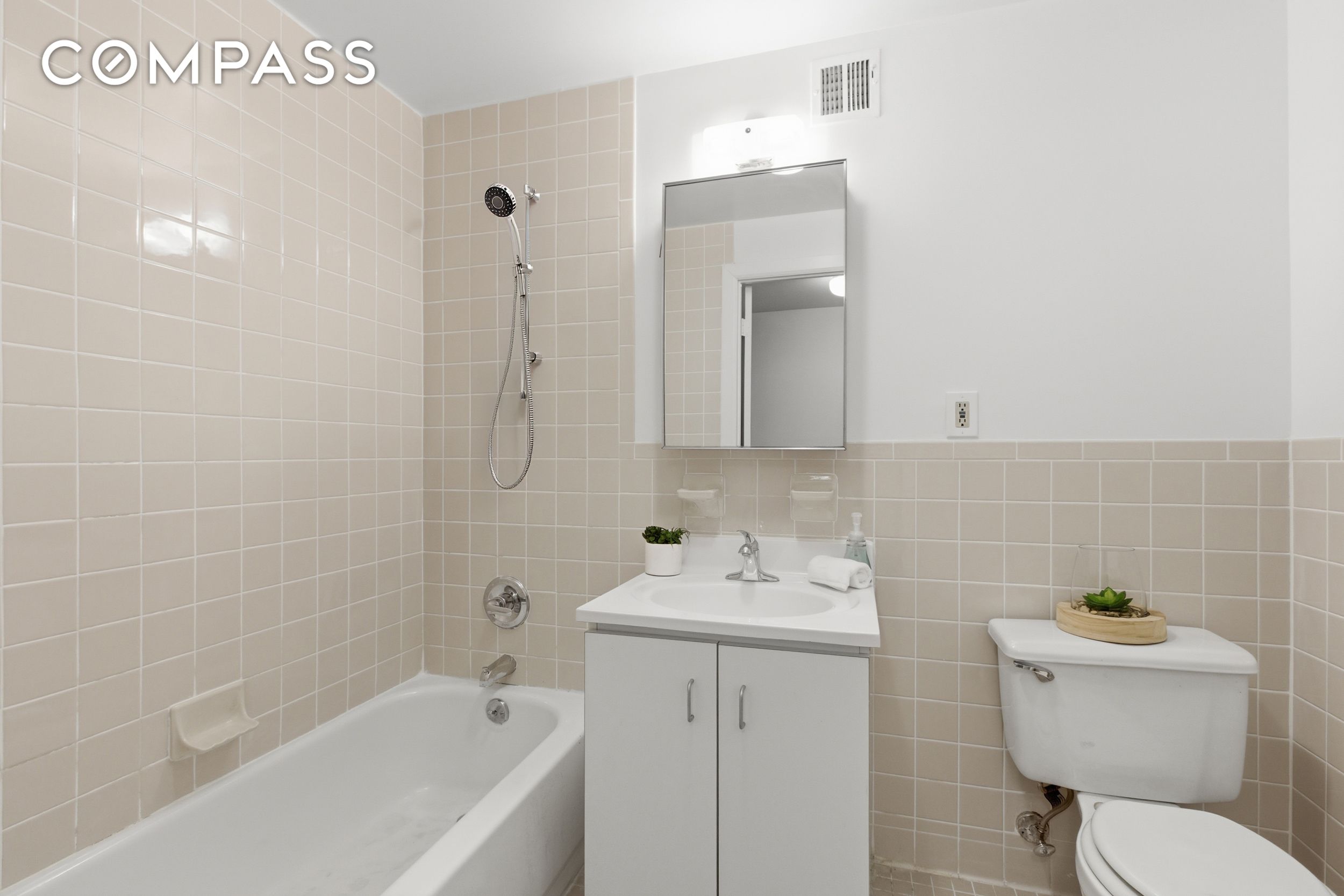 #10 photo, 20 E 126th Street, Harlem , NY 10035