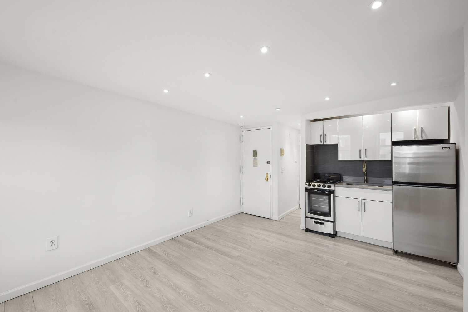 #4 photo, 222 1ST Avenue, East Village , NY 10009