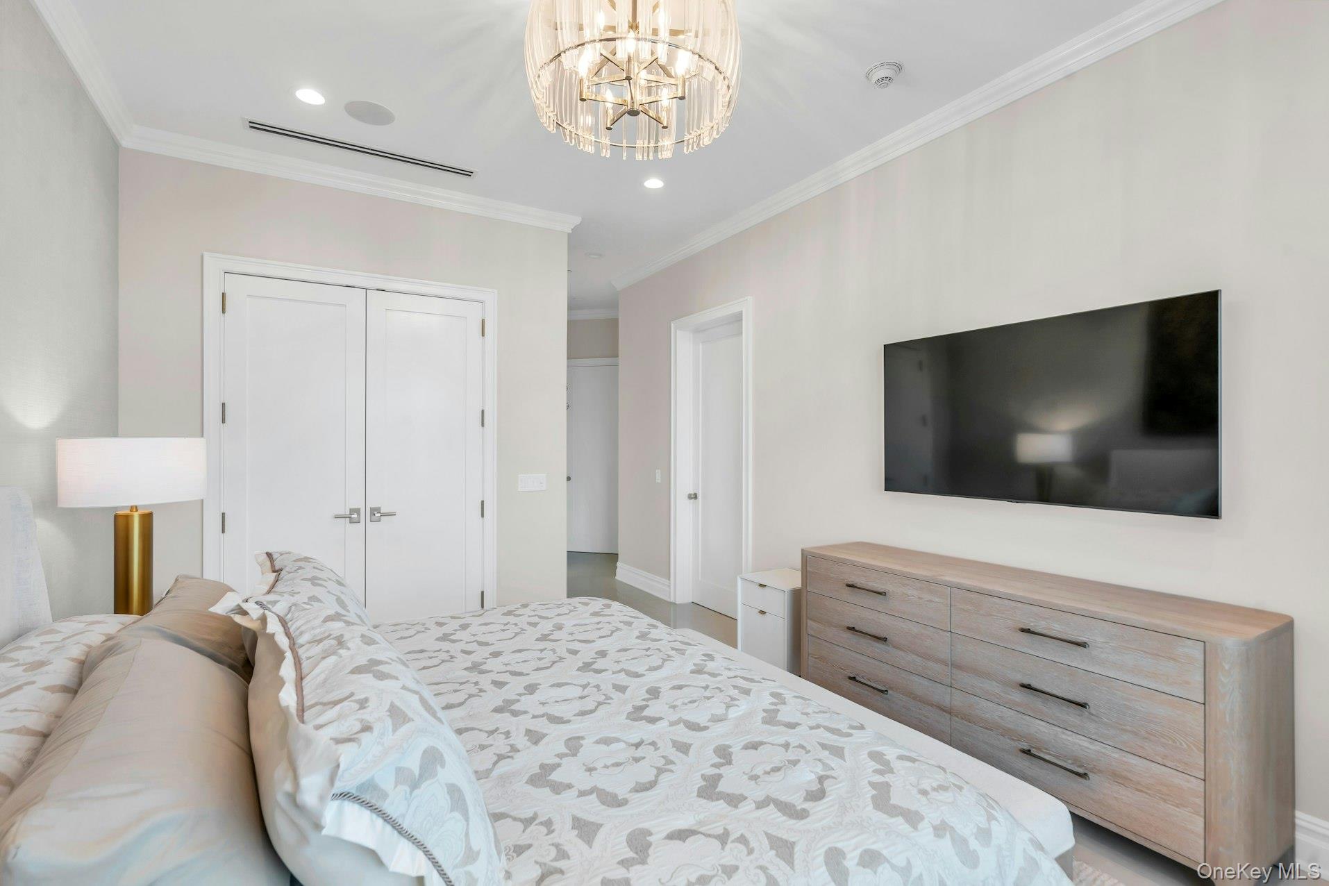 #10 photo, 3000 Royal Court, North Hills , NY 11040