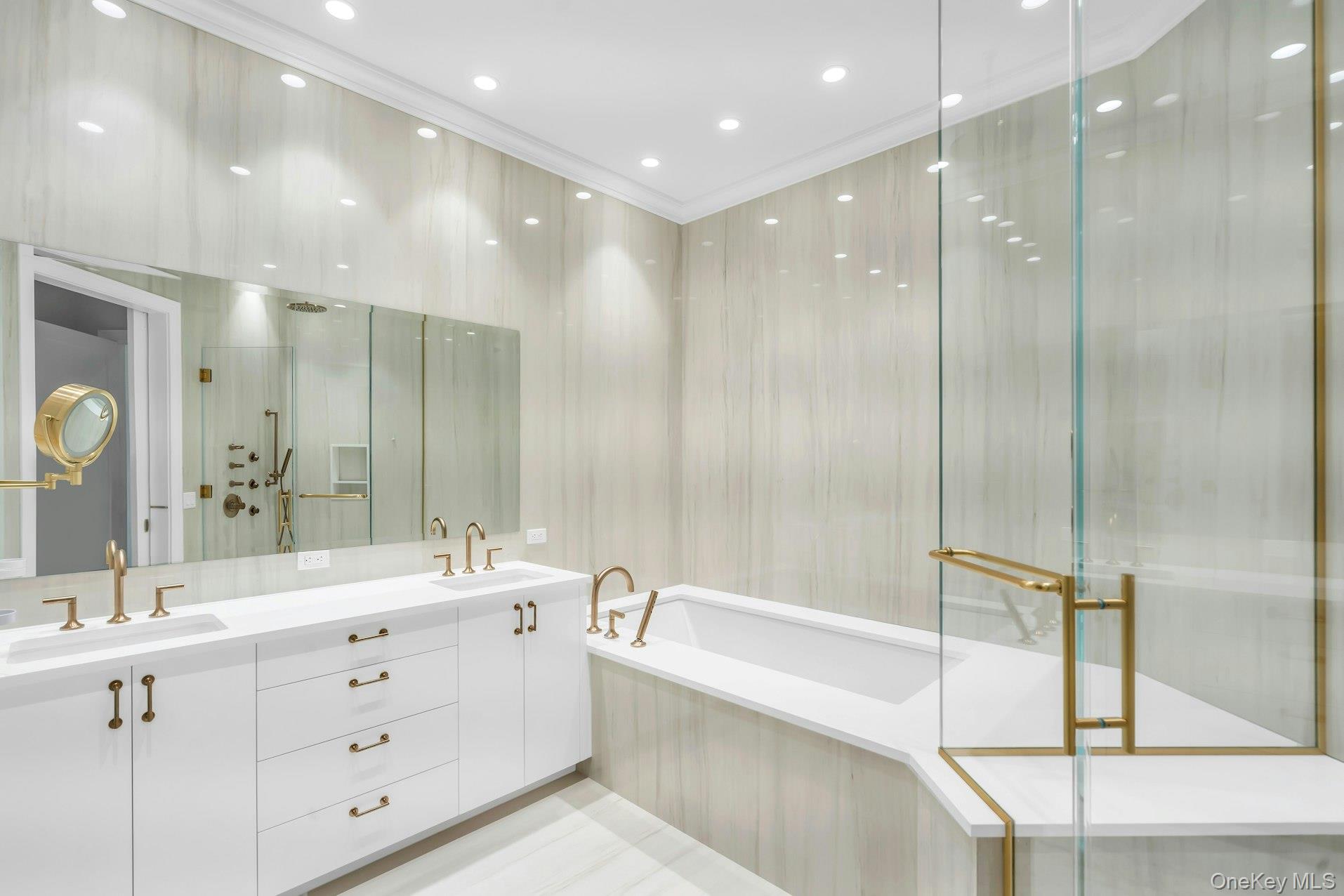 #12 photo, 3000 Royal Court, North Hills , NY 11040