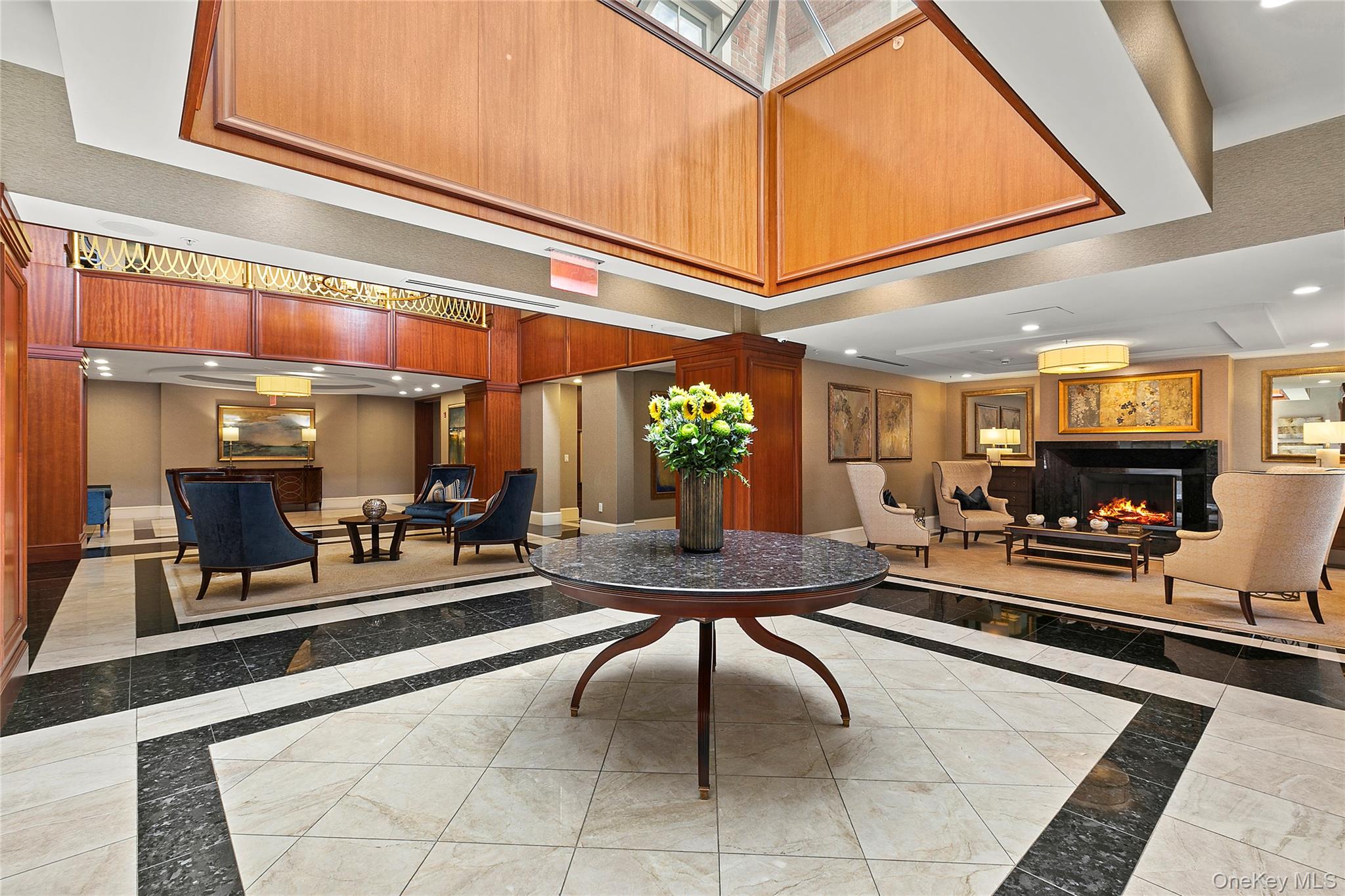 #18 photo, 3000 Royal Court, North Hills , NY 11040