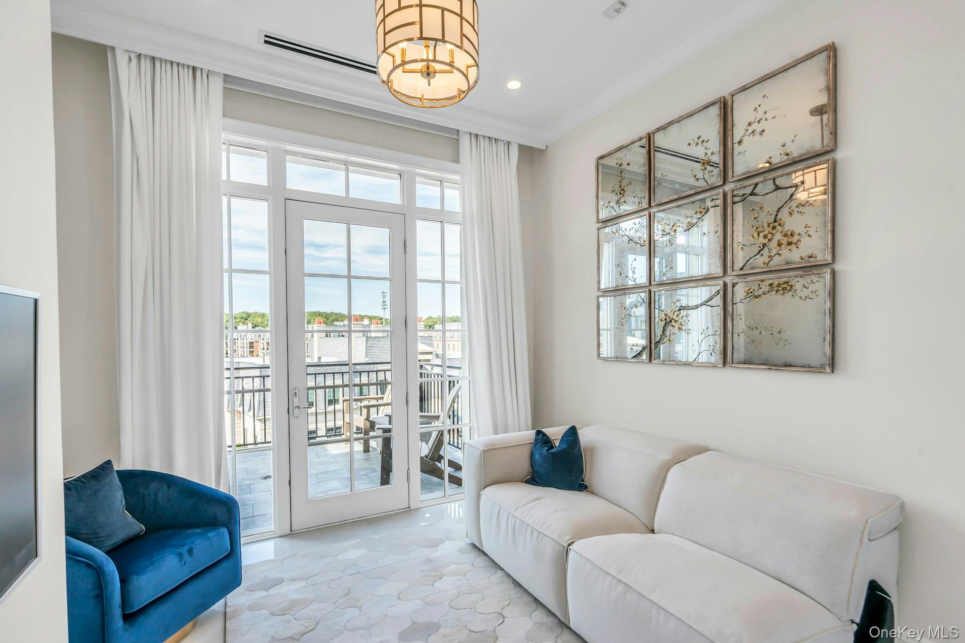 #7 photo, 3000 Royal Court, North Hills , NY 11040