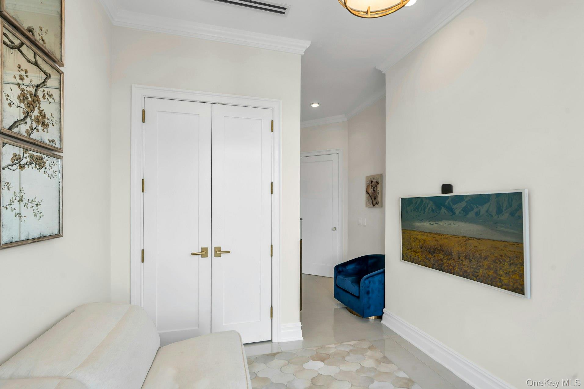 #8 photo, 3000 Royal Court, North Hills , NY 11040