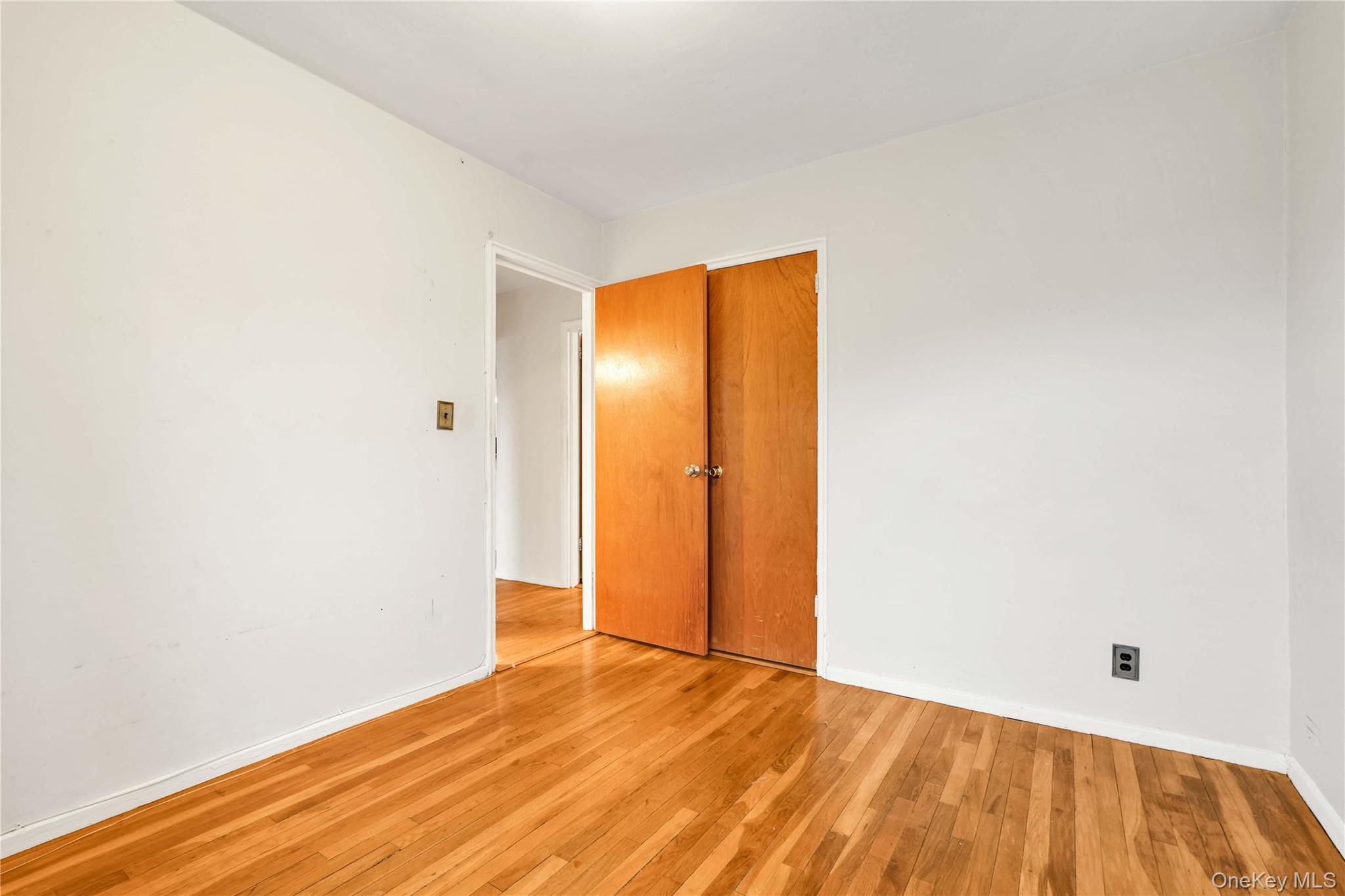 #11 photo, 46-31 215th Place, बेसाइड Bayside , NY 11361