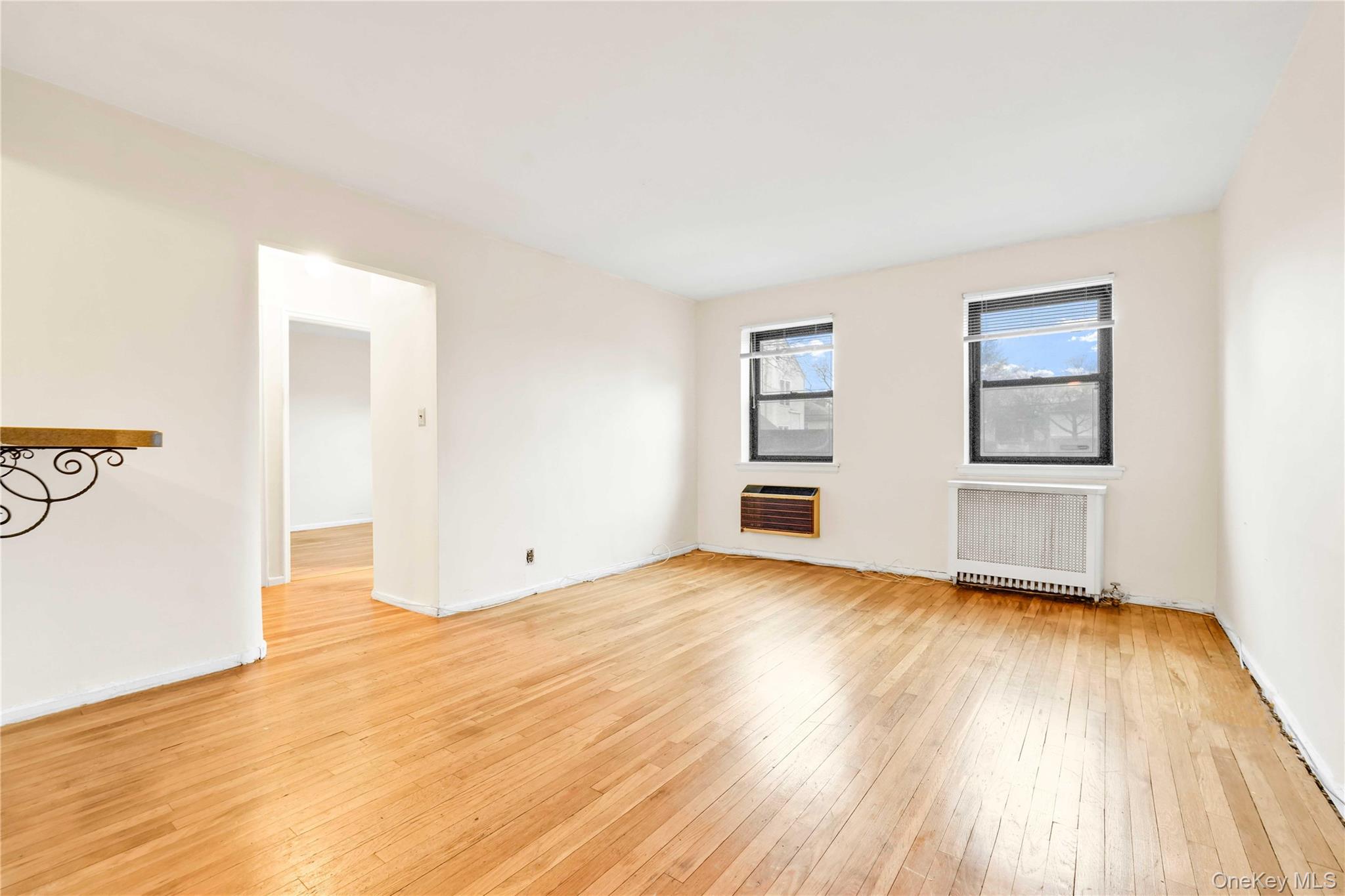 #2 photo, 46-31 215th Place, बेसाइड Bayside , NY 11361