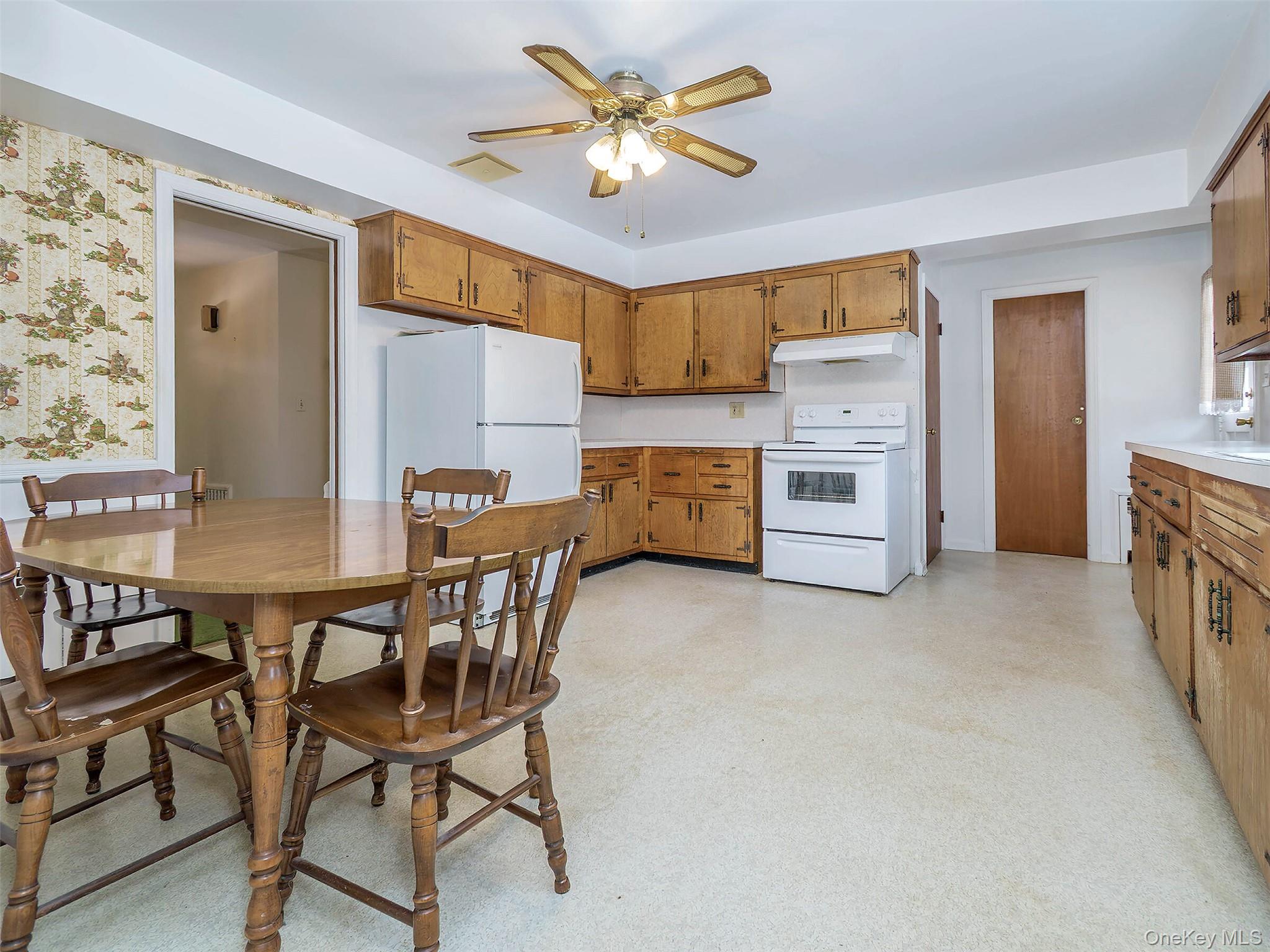 #13 photo, 856 Glen Cove Avenue, नासाउ काउंटी Glen Head , NY 11545