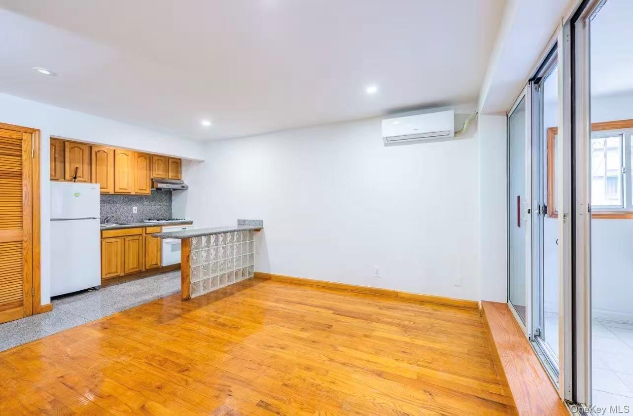 #4 photo, 165 Elizabeth Street, New York (Manhattan) , NY 10012