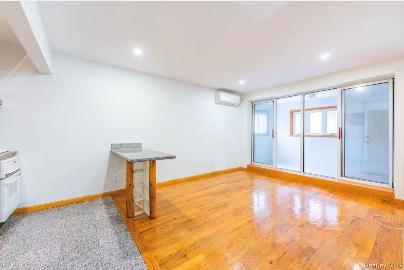 #6 photo, 165 Elizabeth Street, New York (Manhattan) , NY 10012