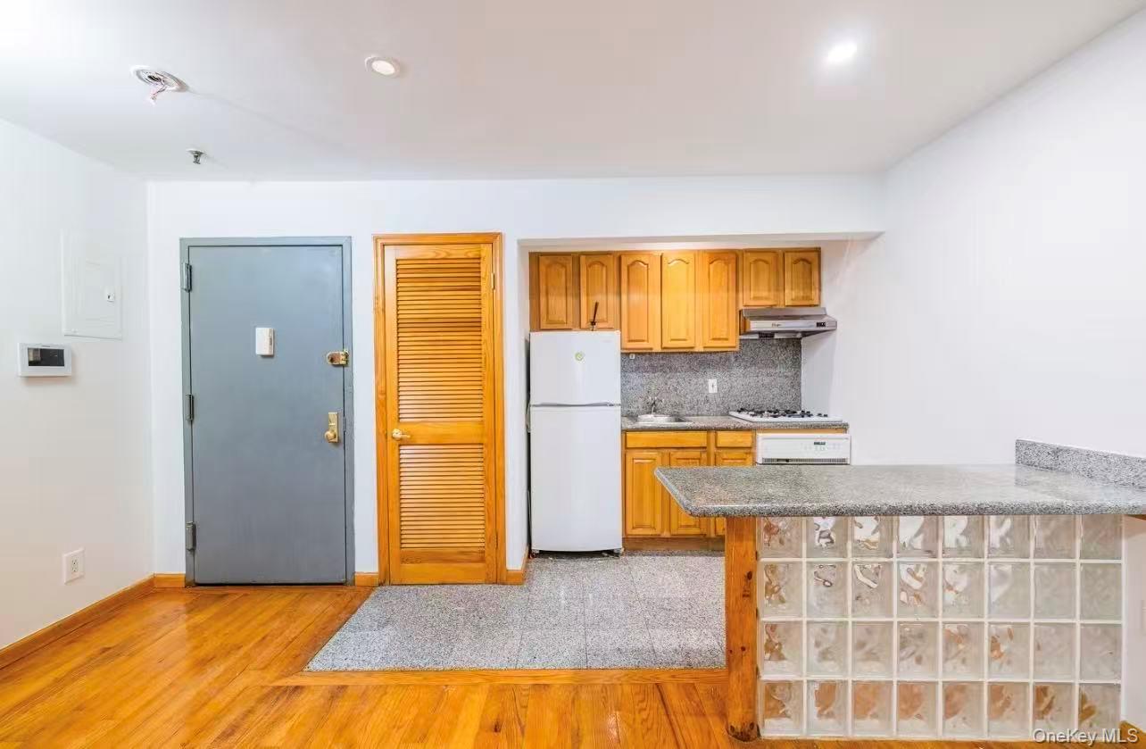 #8 photo, 165 Elizabeth Street, New York (Manhattan) , NY 10012