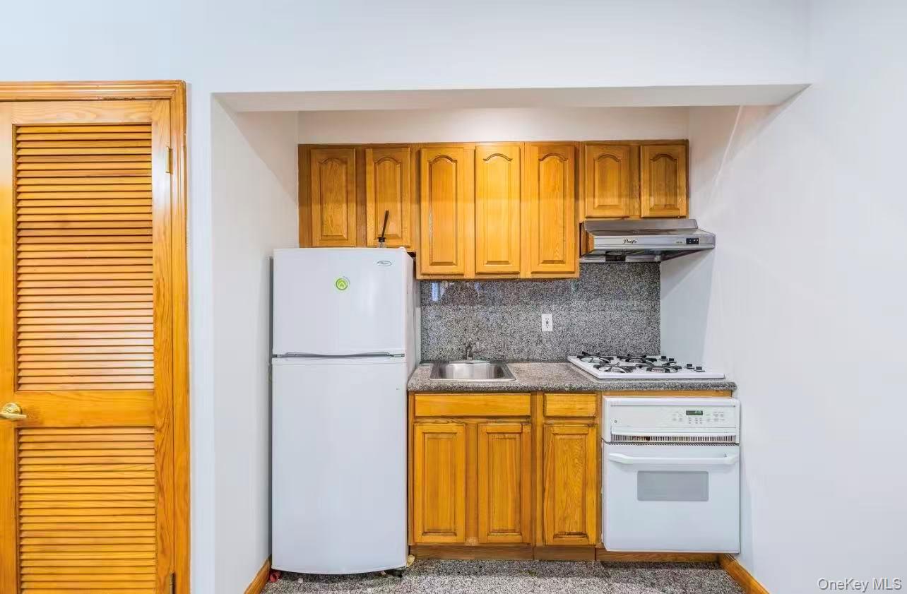 #9 photo, 165 Elizabeth Street, New York (Manhattan) , NY 10012