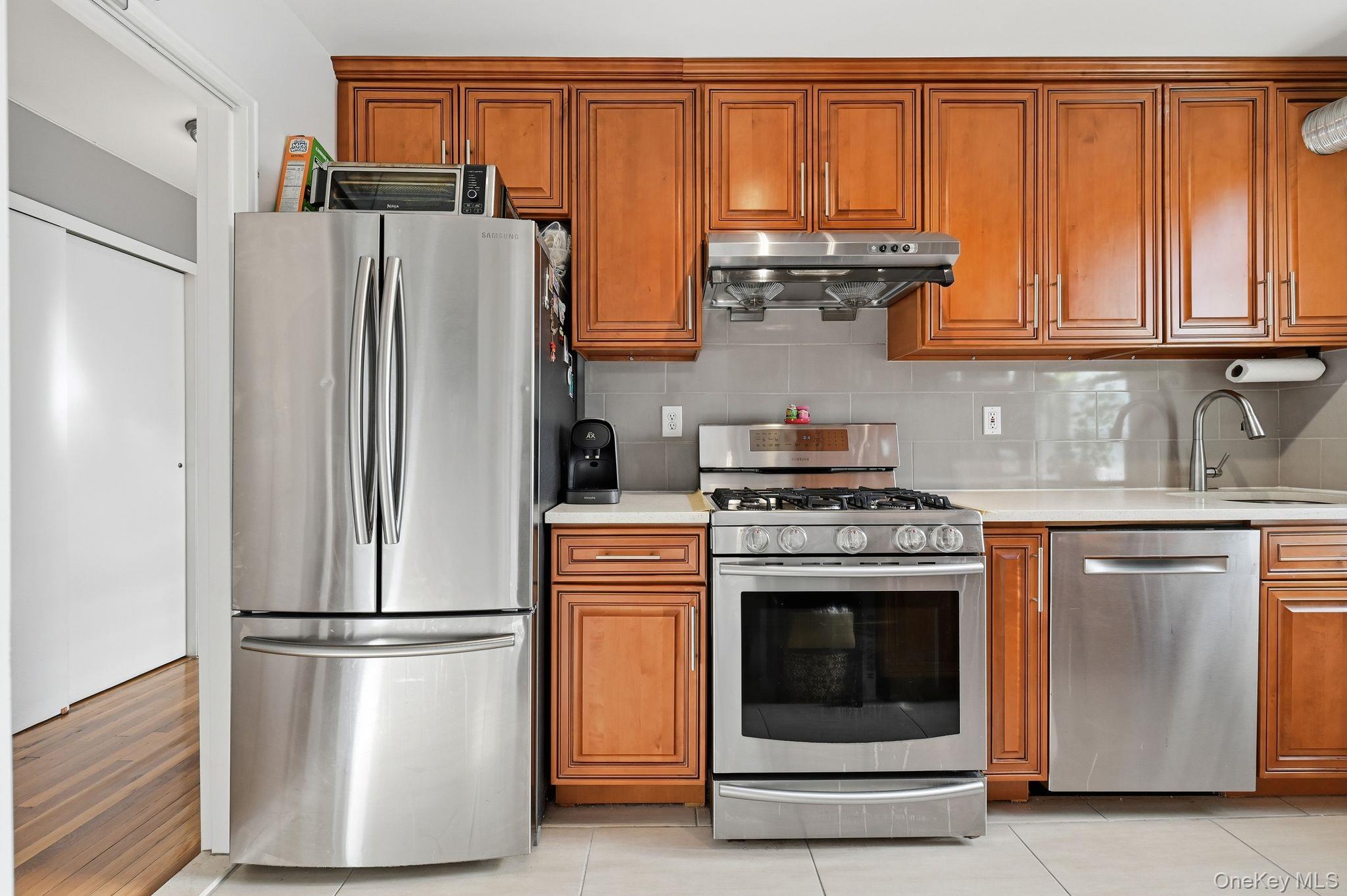 #9 photo, 67-11 Yellowstone Boulevard, Forest Hills , NY 11375