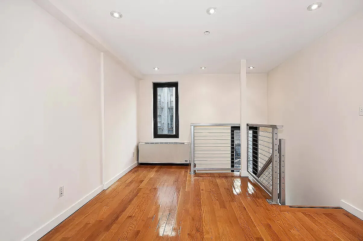 #4 photo, 215 E 81ST Street, मैनहटन Yorkville , NY 10028