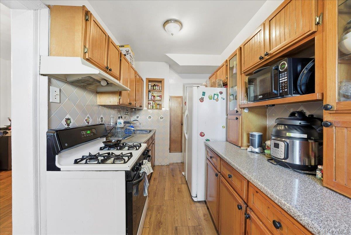 #11 photo, 3310 Bouck Avenue, Bronx , NY 10469