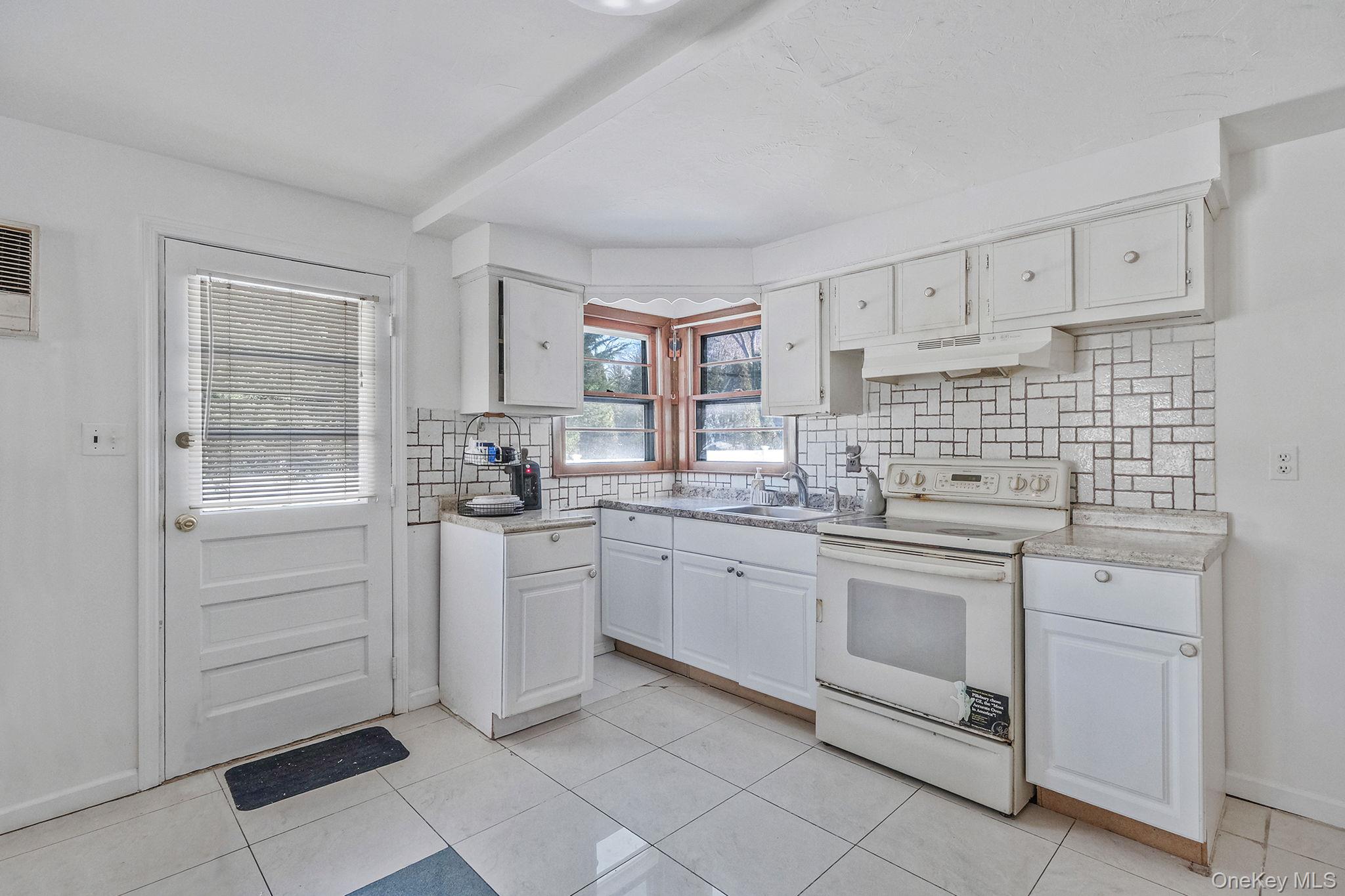 #15 photo, 140 Seaman Neck Road, Dix Hills , NY 11746