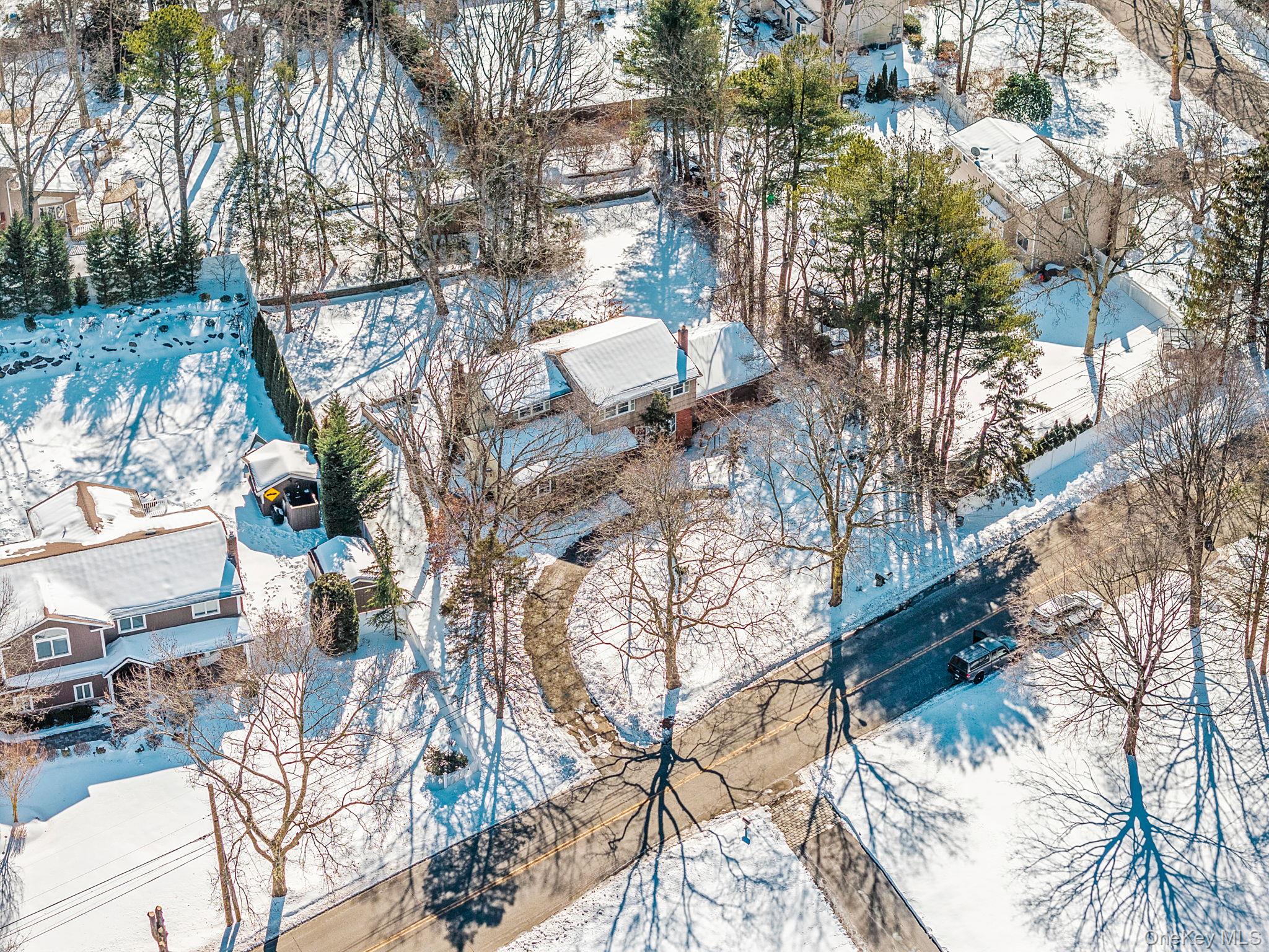 #20 photo, 140 Seaman Neck Road, Dix Hills , NY 11746