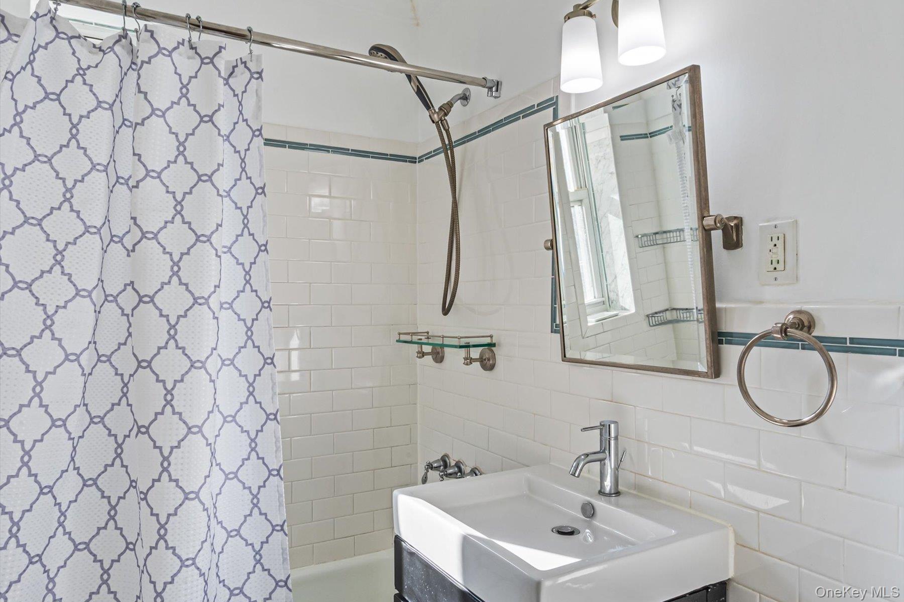 #16 photo, 72-10 112th Street, Forest Hills , NY 11375