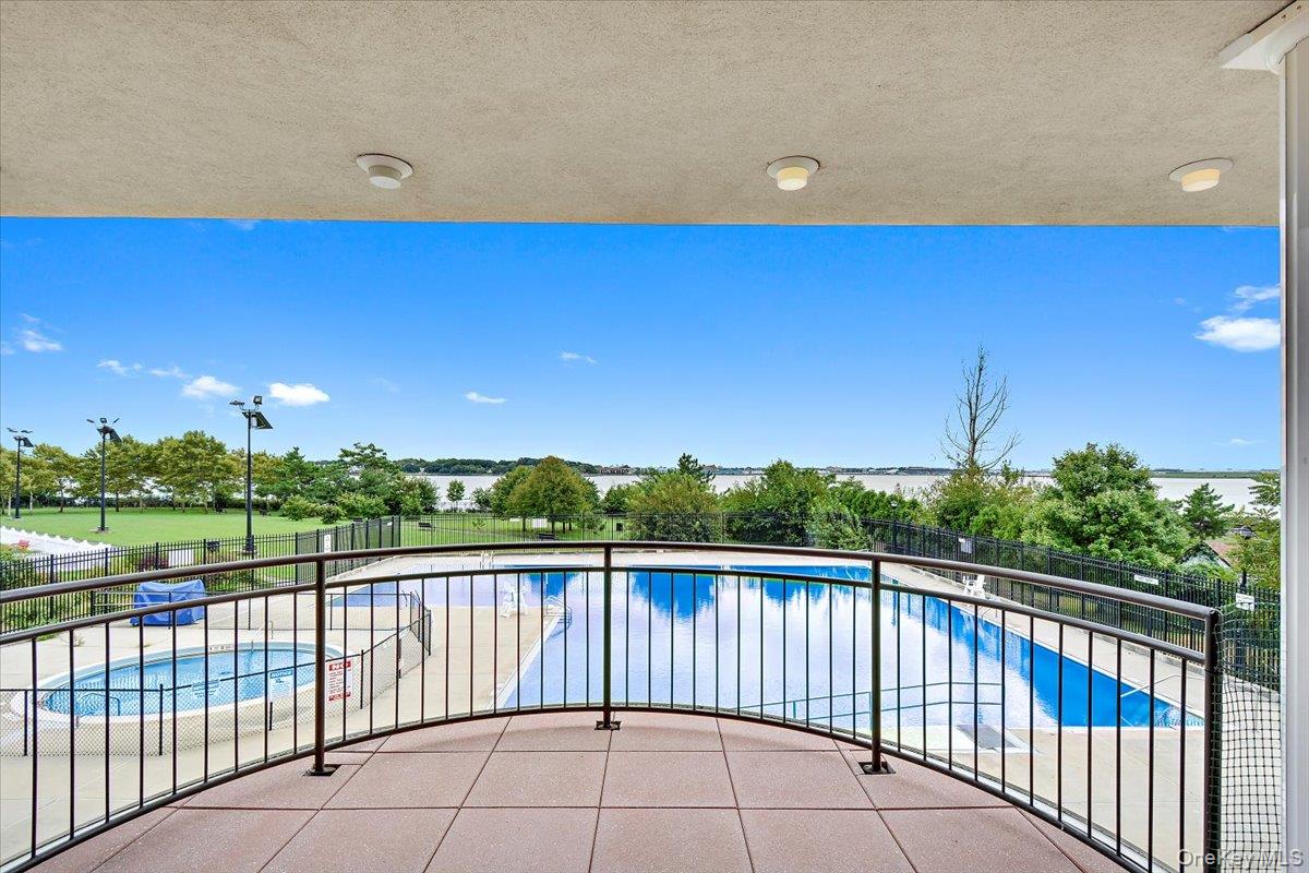 #18 photo, 126 Mermaid Lane, 브롱크스 Bronx , NY 10473