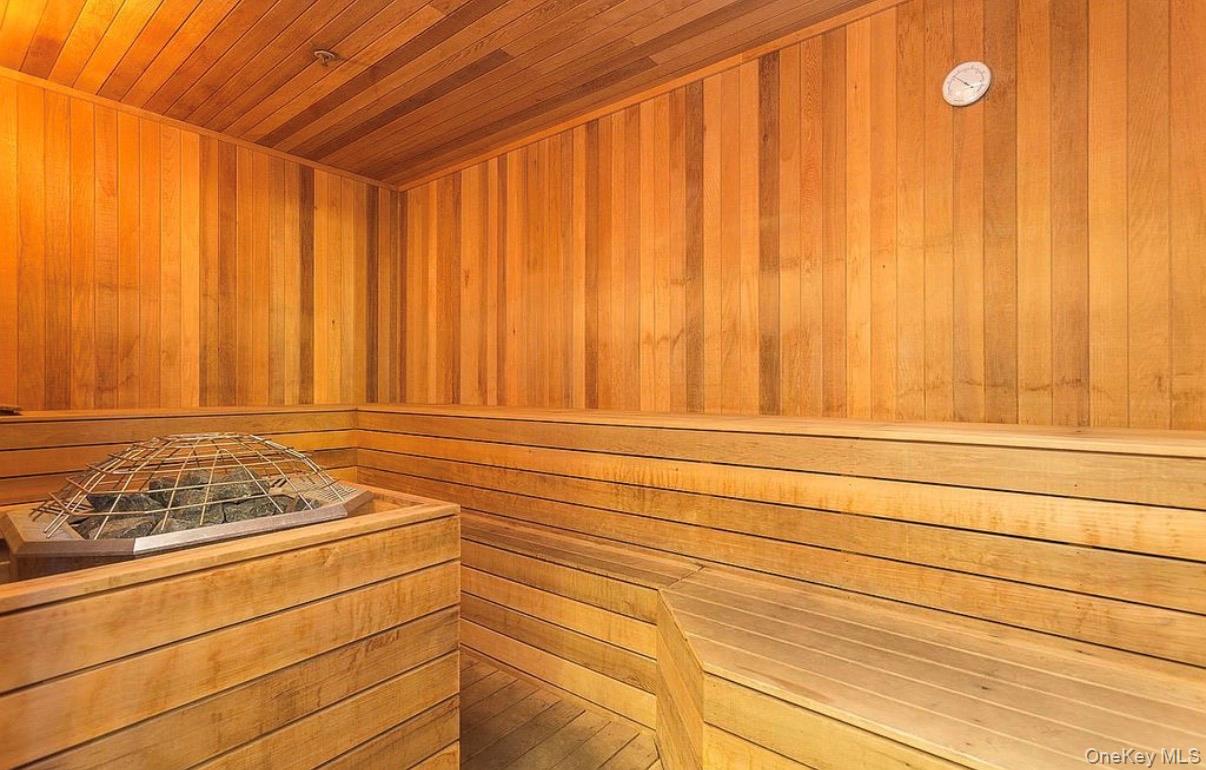 #13 photo, 40-22 College Point Boulevard, קווינס Flushing , NY 11354