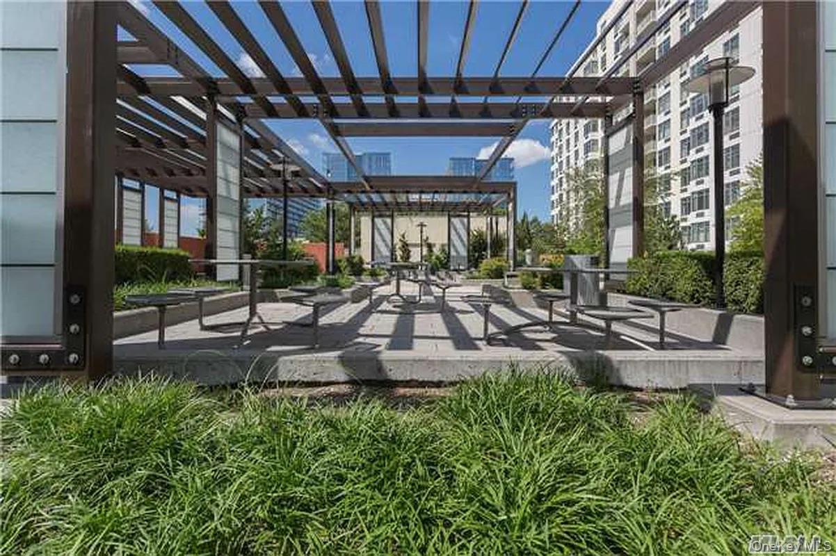 #14 photo, 40-22 College Point Boulevard, קווינס Flushing , NY 11354