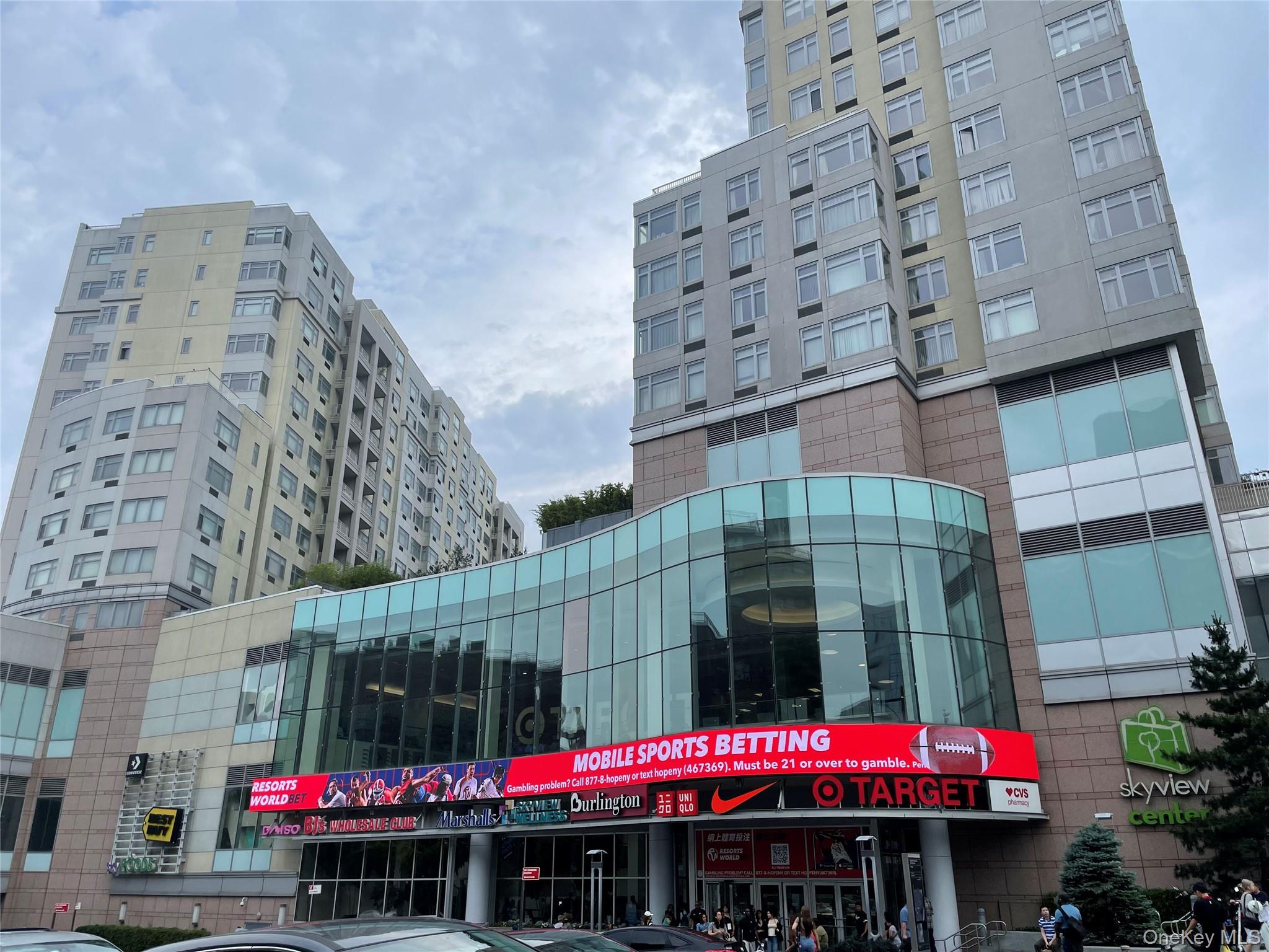 #17 photo, 40-22 College Point Boulevard, קווינס Flushing , NY 11354