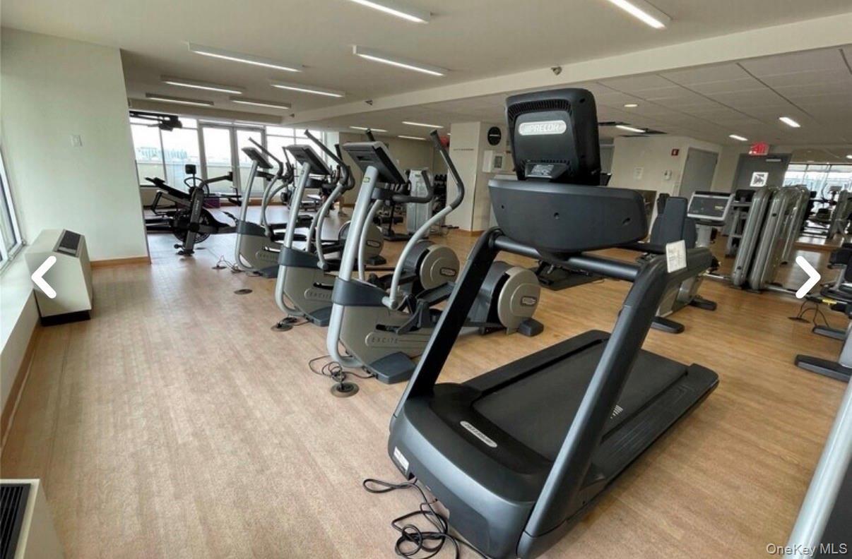 #6 photo, 40-22 College Point Boulevard, קווינס Flushing , NY 11354