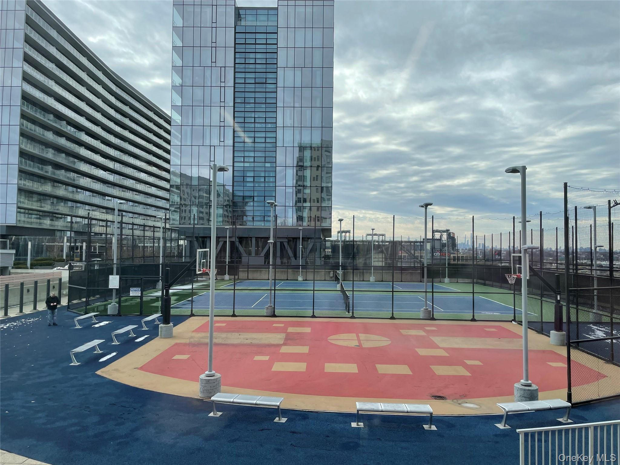 #9 photo, 40-22 College Point Boulevard, קווינס Flushing , NY 11354