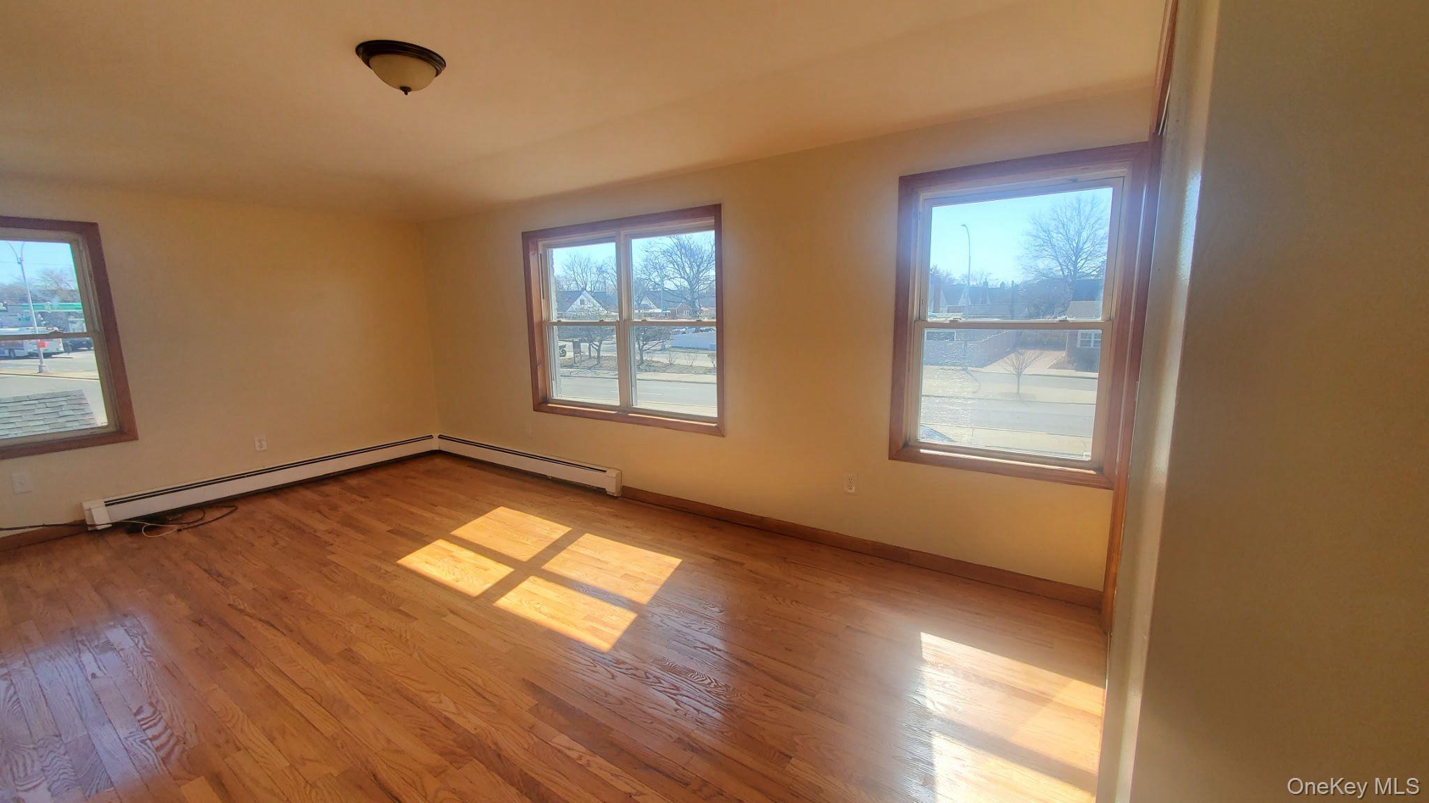 #13 photo, 25103 Union Turnpike, 皇后區 Bellerose , NY 11426