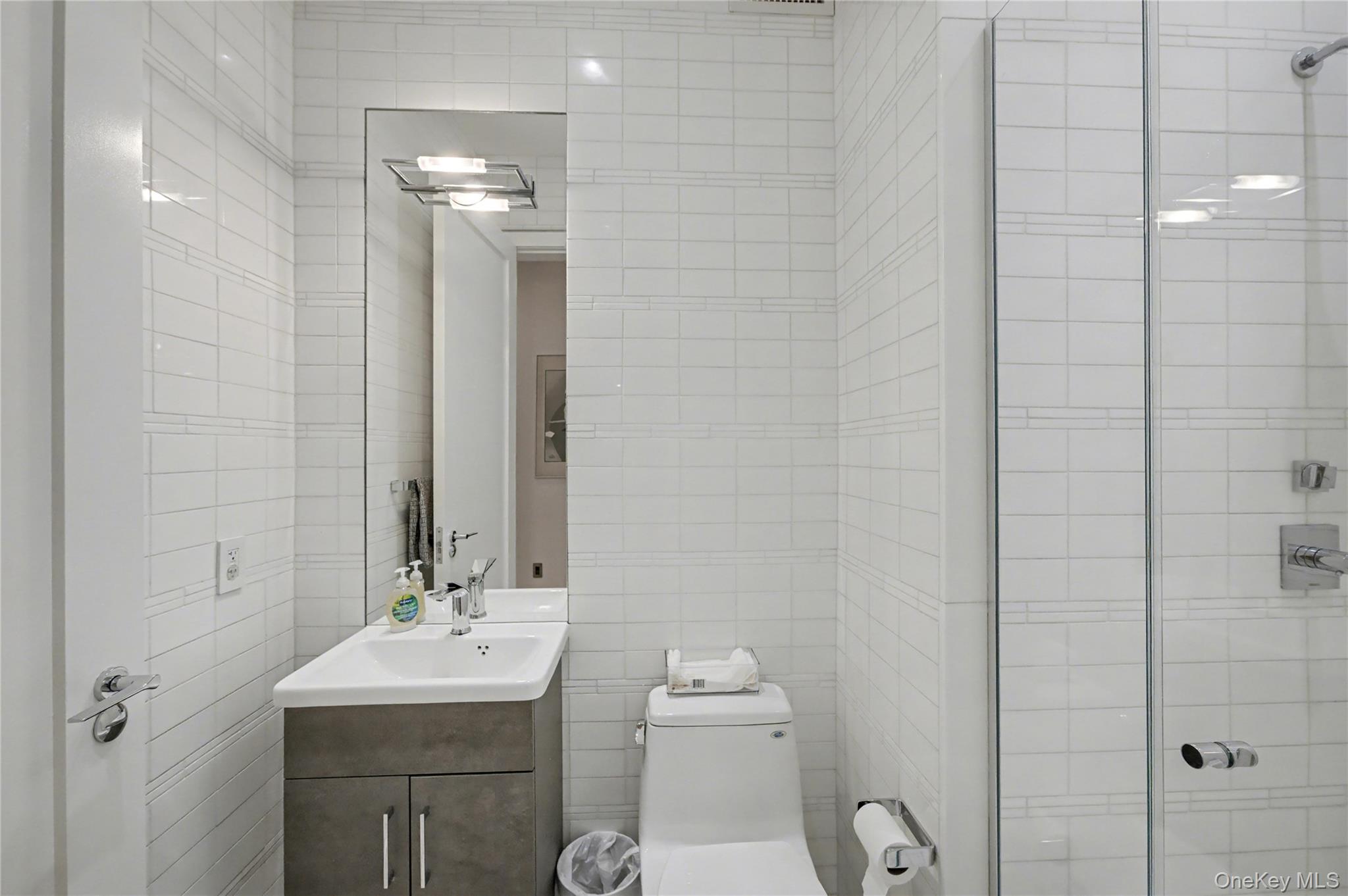 #18 photo, 865 Barberry Lane, Woodsburgh , NY 11598