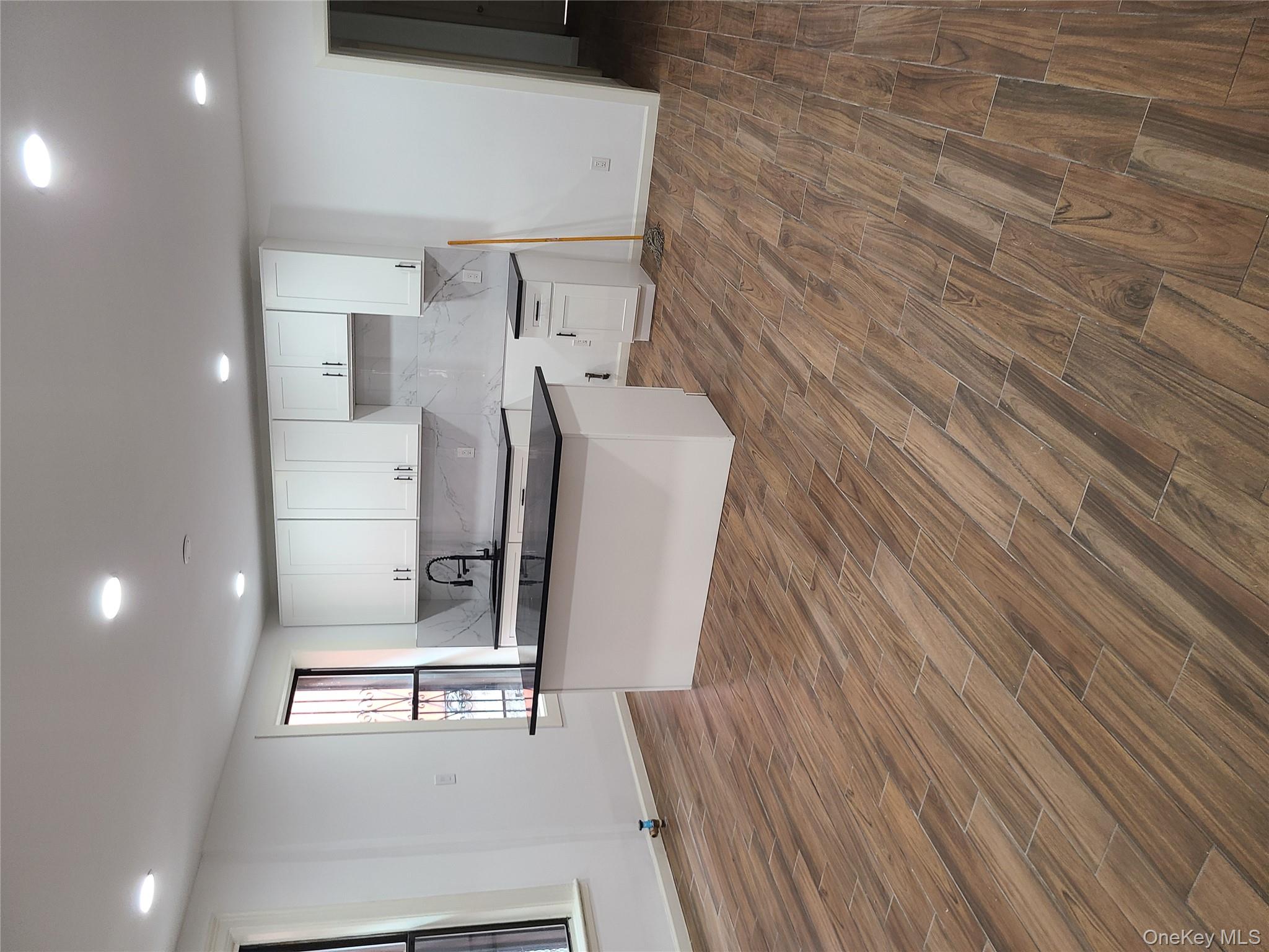 #3 photo, 1309 Seneca Avenue, 브롱크스 Bronx , NY 10474