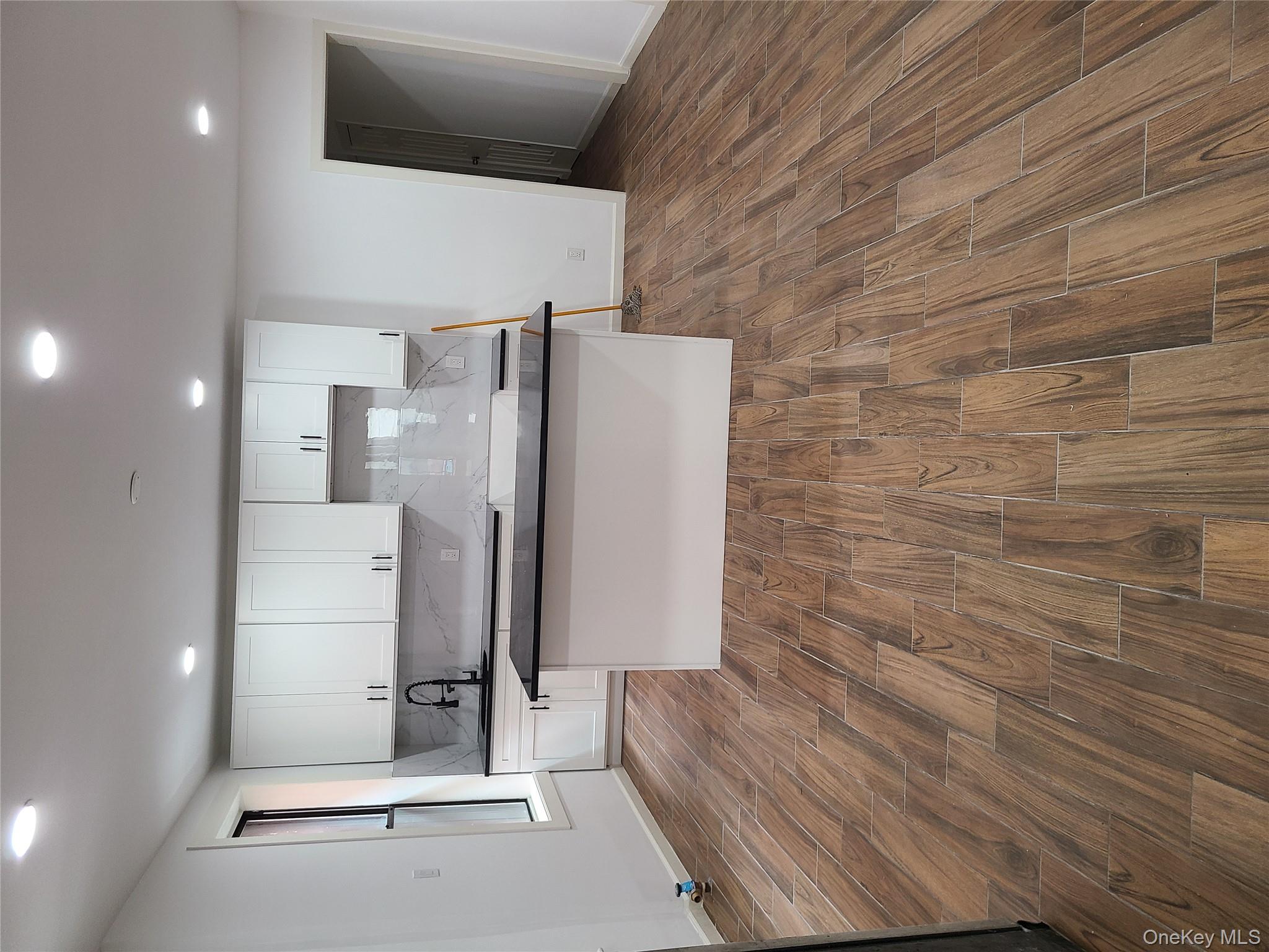 #4 photo, 1309 Seneca Avenue, 브롱크스 Bronx , NY 10474