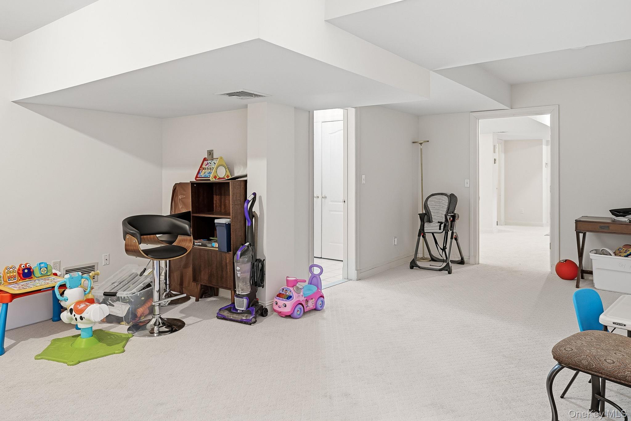 #20 photo, 14 Wyndham Close, White Plains , NY 10605