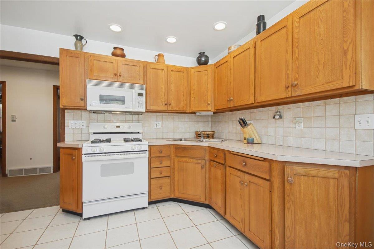 #16 photo, 82 Sleight Plass Road, Poughkeepsie , NY 12603