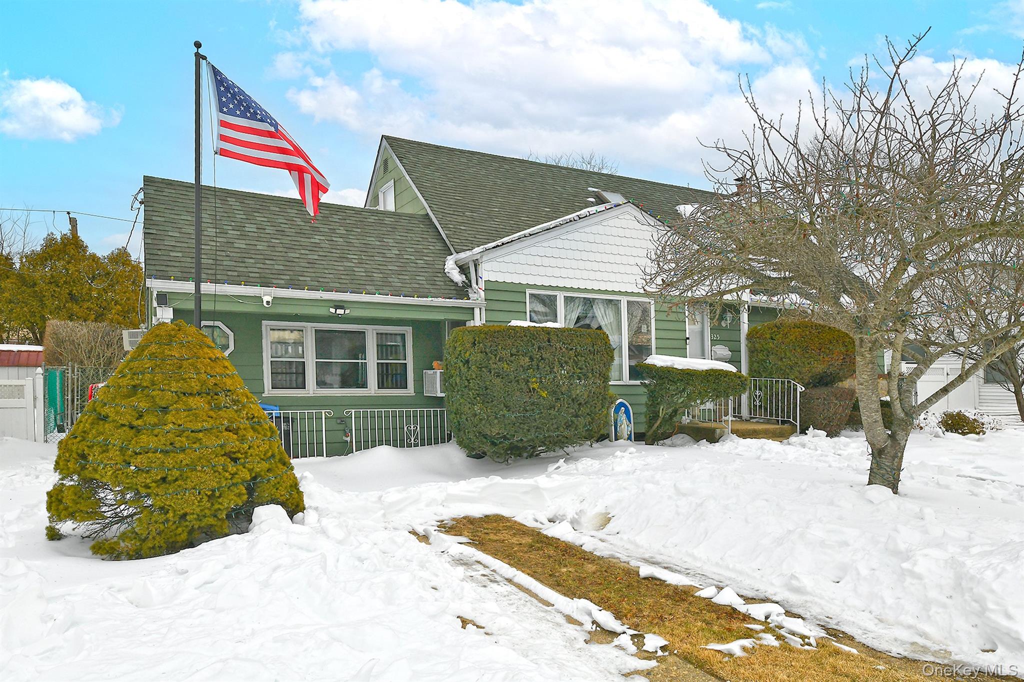 #2 photo, 325 Cayuga Avenue, East Meadow , NY 11554