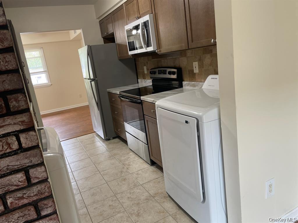 #12 photo, 95 Hill Court, Calverton , NY 11933