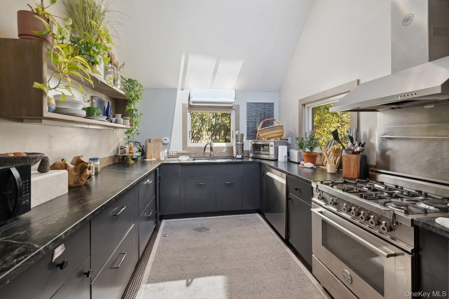 #7 photo, 1 Burkeshire Drive, מחוז סאפוק Sag Harbor , NY 11963