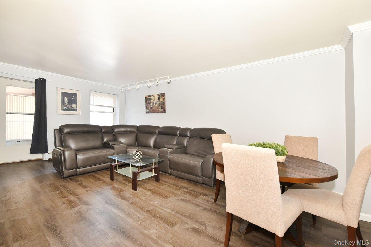 #9 photo, 101 Lincoln Avenue, 롱 아일랜드 Mineola , NY 11501